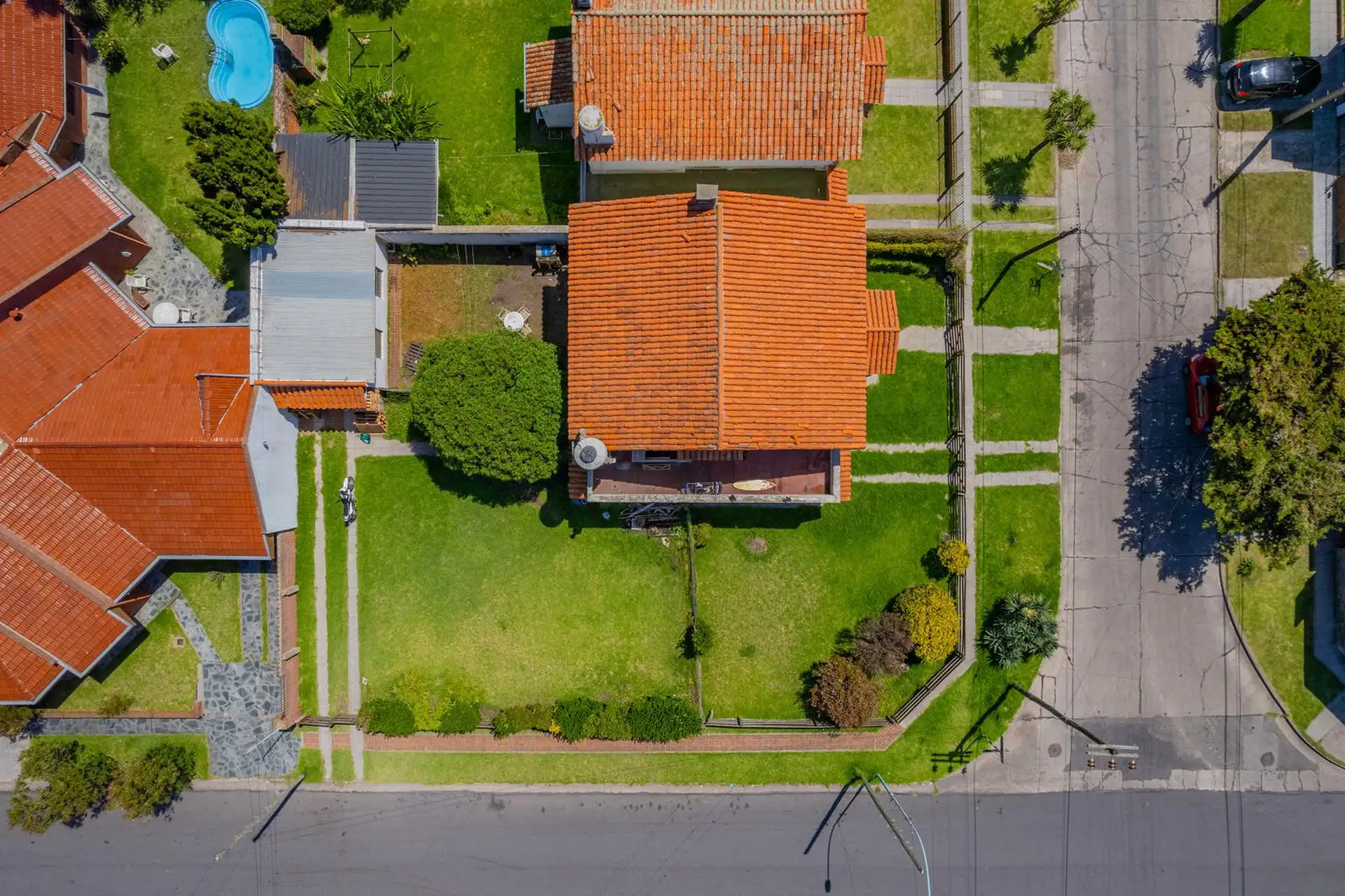 Dos viviendas en block, en excelente esquina del barrio Parque Luro.