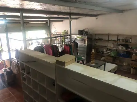 Casa 5 ambientes con local, cocheras y quincho muy amplios.