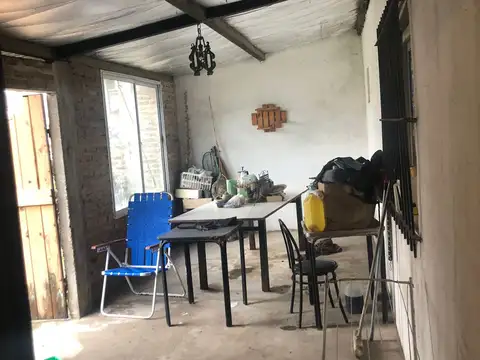 Casa 5 ambientes con local, cocheras y quincho muy amplios.