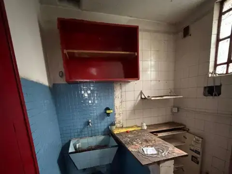 local o deposito 8.66x20 con cocina baño patio y oficina,