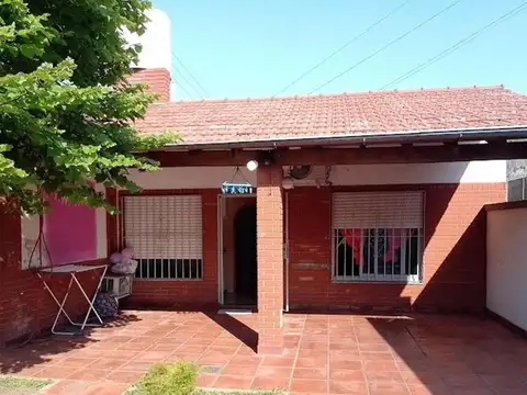 CASA 4 AMB. CON PATIO Y COCHERA