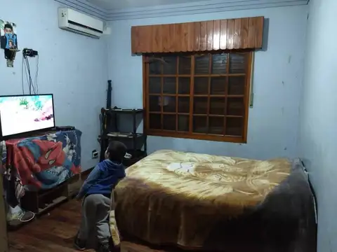 Amplio chalet con gran terreno a la venta en Gonzalez Catan