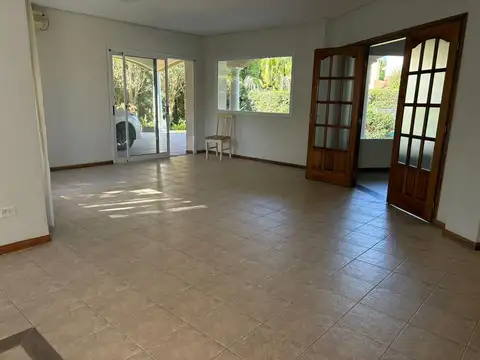 Casa en Alquiler con 4 cocheras