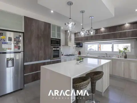 Casa 4 ambientes con 2 baños