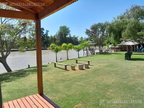 Casa en Alquiler con 10 cocheras