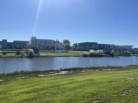 Venta Terreno a la laguna en Barrio cerrado El Naudir Escobar