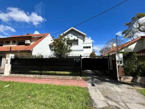 Olivos Golf - 5 ambientes / SUITE/ Jardín/ Play/ Cochera