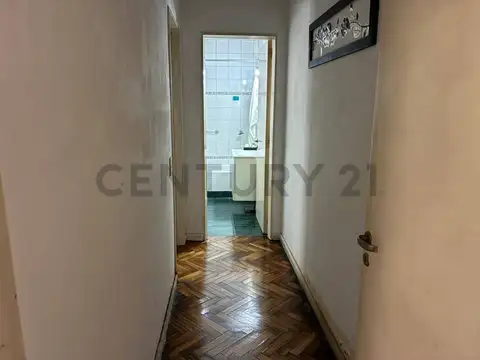 VENTA  URGENTE    2 AMBIENTES sobre Av. RIVADAVIA