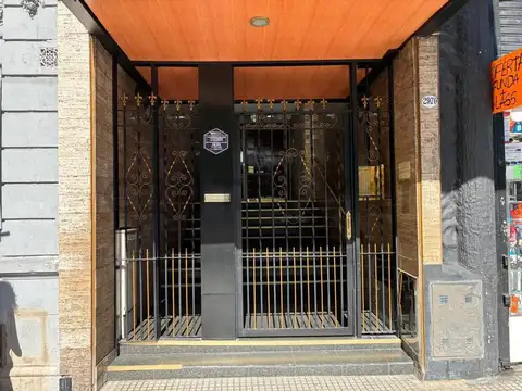 VENTA  URGENTE    2 AMBIENTES sobre Av. RIVADAVIA