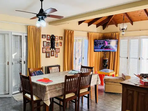Casa en Venta con 2 cocheras