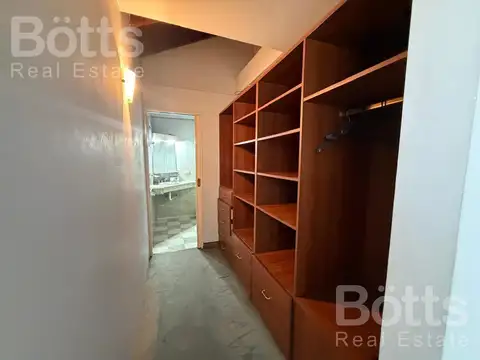 Casa en Alquiler con 4 cocheras