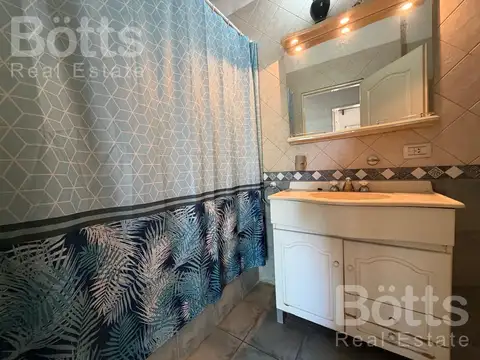 Casa en Alquiler con 4 cocheras