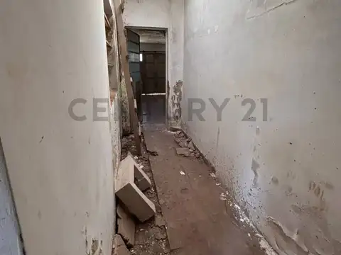 Venta de Casa con cochera y terraza a reciclar en pleno centro de Venado Tuerto