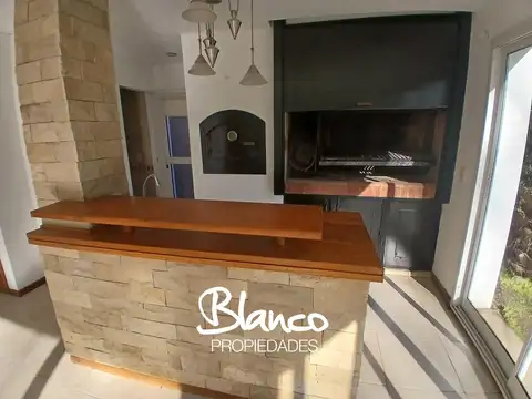 Casa en Alquiler con 2 cocheras