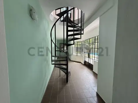 Santos 2400, Piso 1