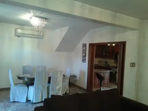 Casa en lote de 8.66x17, en dos plantas de 5 ambientes, con garage, jardin y altillo