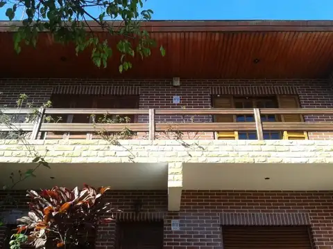Casa en lote de 8.66x17, en dos plantas de 5 ambientes, con garage, jardin y altillo