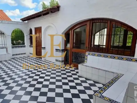 Casa 5 ambientes con 3 baños