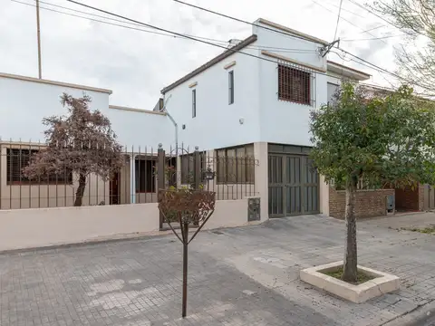 CASA EN VENTA LA PLATA 3 DORMITORIOS