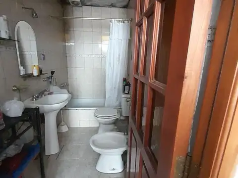 DEPARTAMENTO TIPO CASA AL FRENTE Y EN PRIMER PISO   5 AMBIENTES   CON TERRAZA Y BALCON