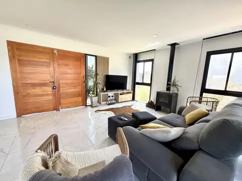 Casa en Venta con 2 cocheras