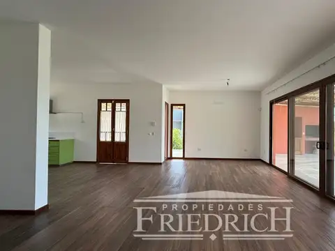 Casa en Alquiler con 4 cocheras