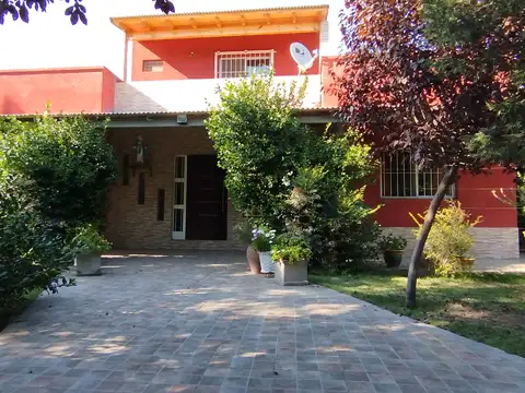 Casa de 2 plantas con jardín en Salto de las Rosas – Apta crédito