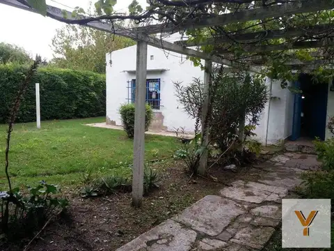 Casa en venta - 2 dormitorios 1 baño y cochera - 837 mts 2 totales- City Bell