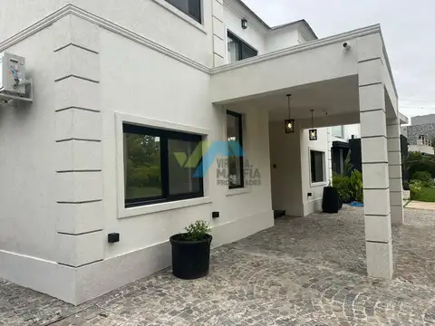 Casa 7 ambientes con 4 baños