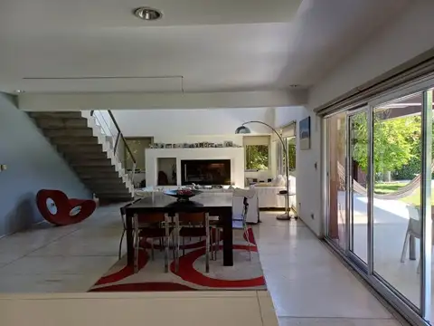 Venta casa moderna en Barrio Laguna del Sol, Tigre