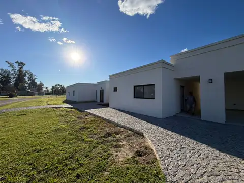Casa en Venta con 3 cocheras