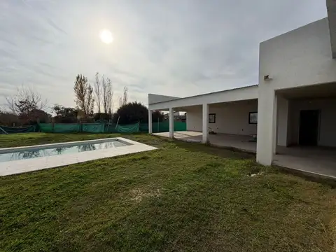 Casa 5 ambientes con 3 baños