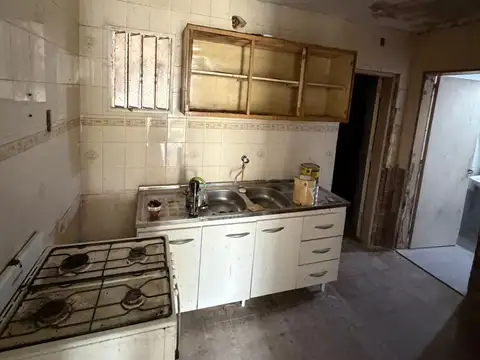 Casa 7 ambientes con 1 baño