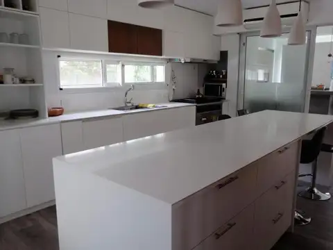 Casa en Venta con 4 cocheras