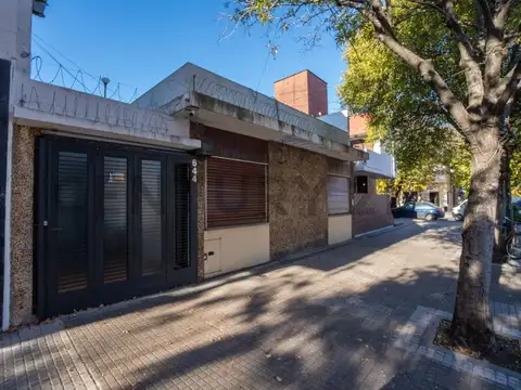 CASA EN VENTA – APTO BANCO | 2 DORMITORIOS + COCHERA + PATIO