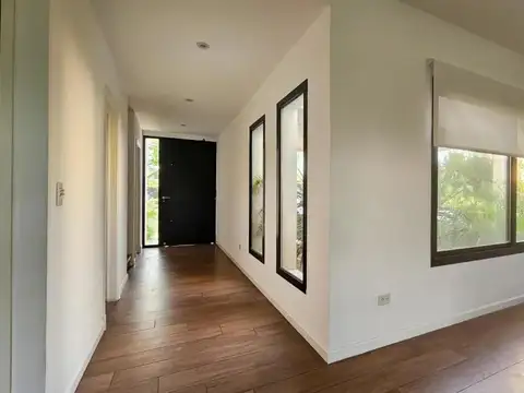 Casa en venta - 5 Dormitorios 4 Baños - Escobar