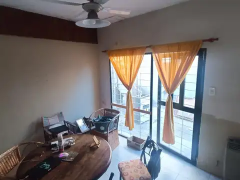 Casa 8 ambientes con 2 baños