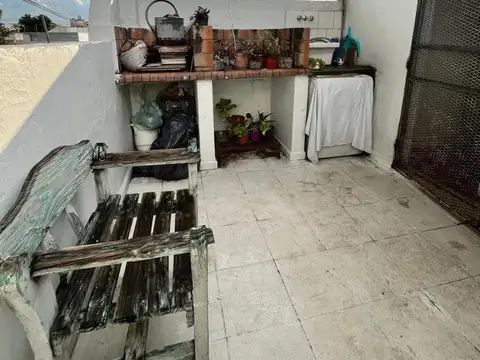 Vende Ph,escalera 1er piso 3 Amb 2 dormitorios,florida c/ter