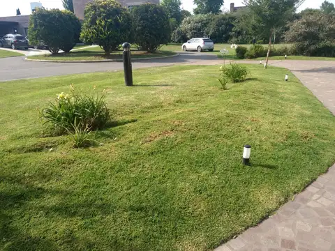Casa en Alquiler con 2 cocheras