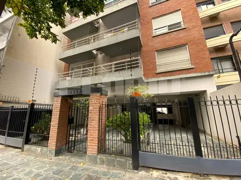 Muy amplio monoambiente con balcón y cochera en Olivos a metros de Av. Maipú