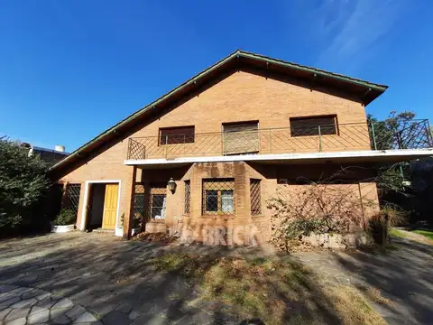 ESPECTACULAR CHALET EN SAENZ AL 800 - 500 M2 CUBIERTOS GRAN PQUE QCHO PARR PISCINA SALON DE FIESTAS