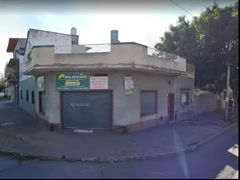 Casa Multifamiliar con Local en esquina en VENTA
