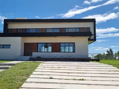Casa en Alquiler con 2 cocheras