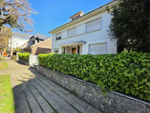 Lindísima casa en Vicente López  7 Dorm, entre Vias y Av. Maipu,  644m2 cubiertos y 1229m2 de lote