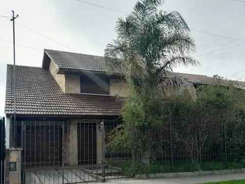 CHALET  CON 4 DORMITORIOS EXCELENTE UBICACION