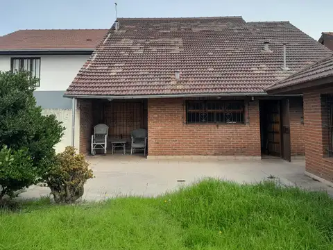 CHALET  CON 4 DORMITORIOS EXCELENTE UBICACION