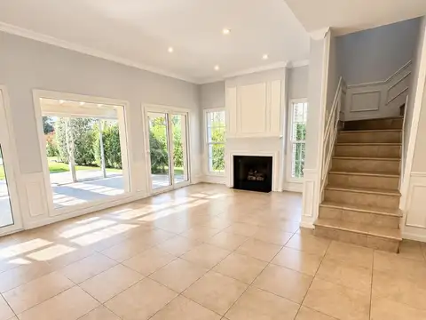 Casa en Alquiler con 1 cochera