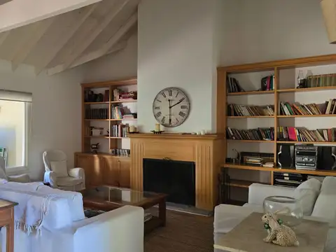 Casa en Venta con 3 cocheras