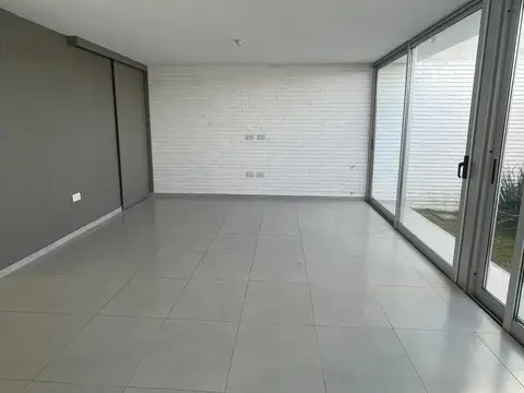 Casa alquiler 3 dormitorios 3 baños con seguridad 24 hs