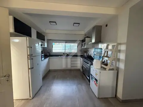 CASA EN BARRIO PARQUE MATHEU GRANDE - CON JARDIN Y PILETA
